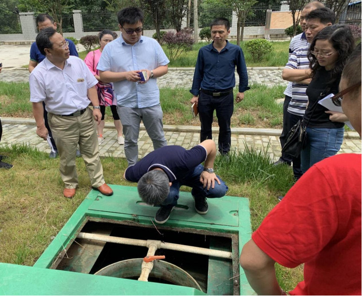 周少奇（左一）团队在榕江现场指导微动力曝气生物滤池安装。德赢vwin体育官网登录供图